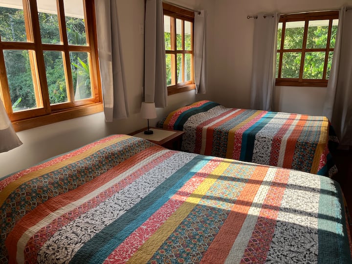 Dormitorio en planta alta con baño privado. 