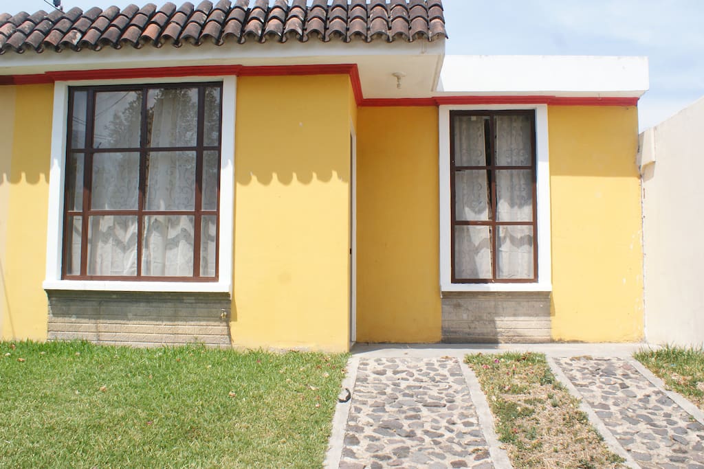 Fachada de la casa con parqueo al frente