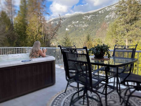 3BR 2 bath w/ HOT TUB on Private View Balcony & AC