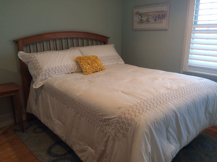 Waterfront bedroom #2, queen size bed