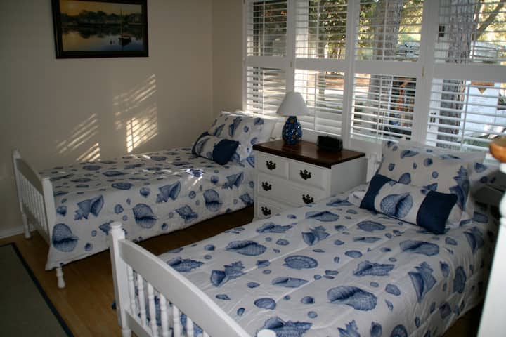 Sehemu ya mbele ya chumba cha kulala yenye miti-