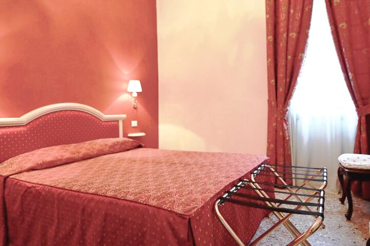 Chandeliers Apartment San Stae gallery image 2