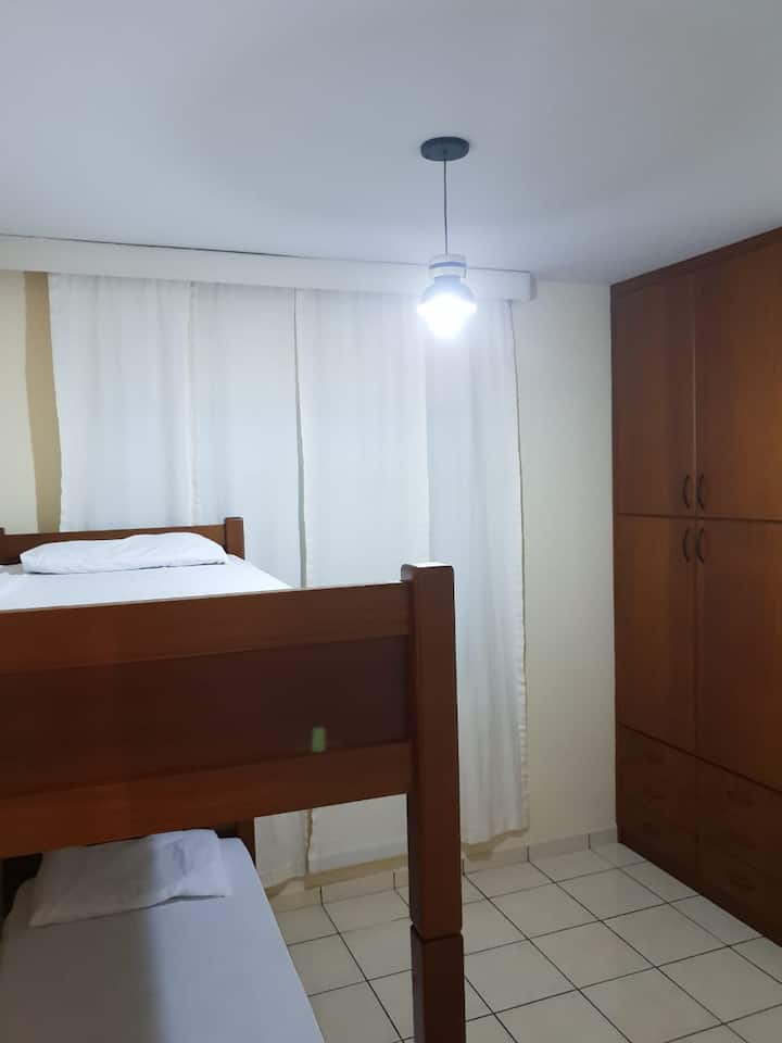 Dormitorio 2 con litera que puede bajar por la parte superior y hacer una cama doble. 