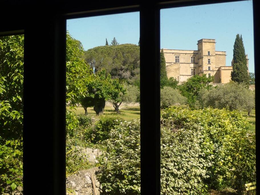vue château prise à l'intérieur de la maison