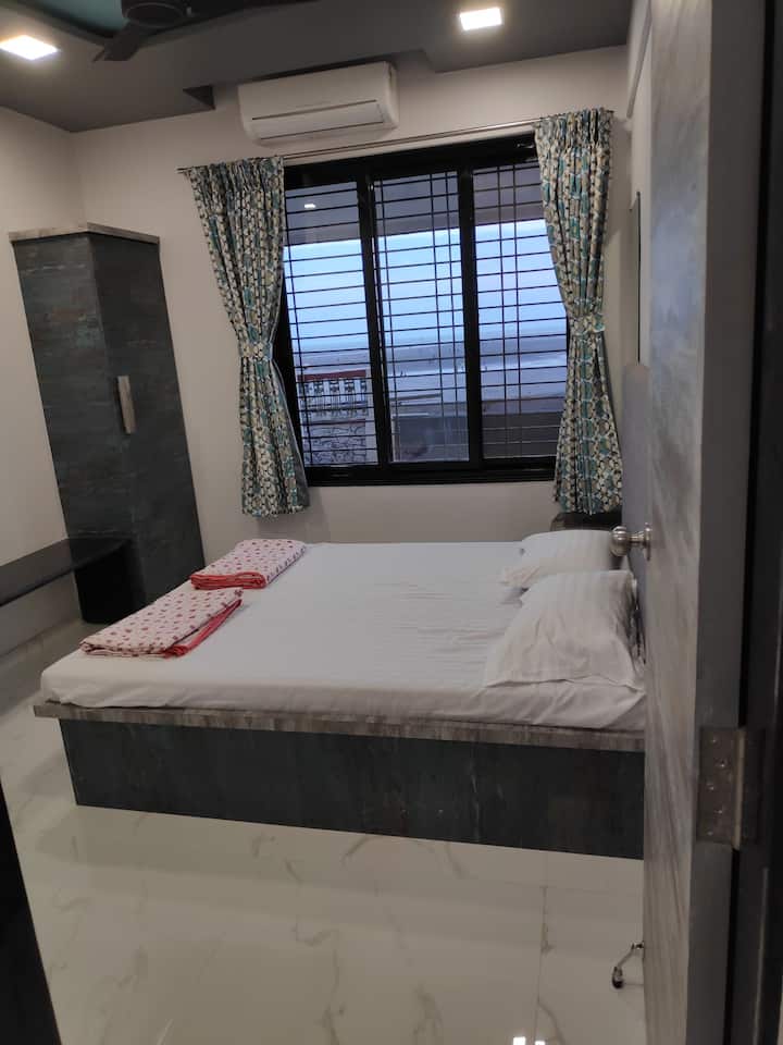 חדר שינה  2  עם נוף פנטסטי לים הערבי (חוף אליבאג) ועם שירותים צמודים 