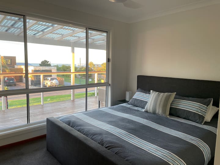 Na katu je bračna soba s pogledom na ocean 