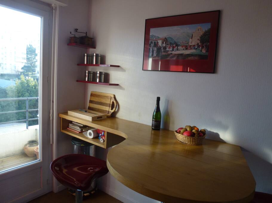 Coin repas donnant sur la terrasse est
