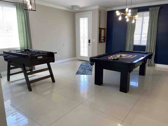 LARGE LUXURY HOME WITH POOL &SPA 15 MIN TO STRIP gallery image 5