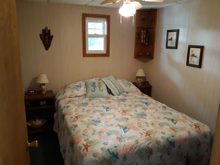 Schlafzimmer mit Queensize-Bett 