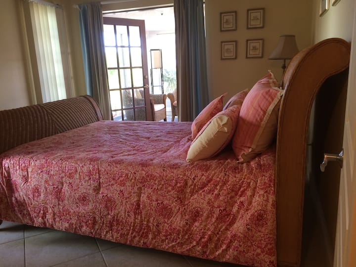 Habitación con cama para huéspedes abierta a la "Habitación Son"