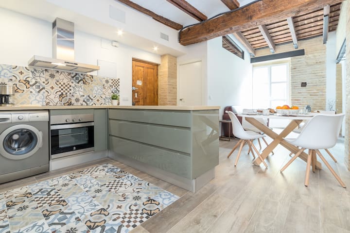 CATHEDRAL LUXURY 2BR, 2BA, BALCONIES, AC, Wifi