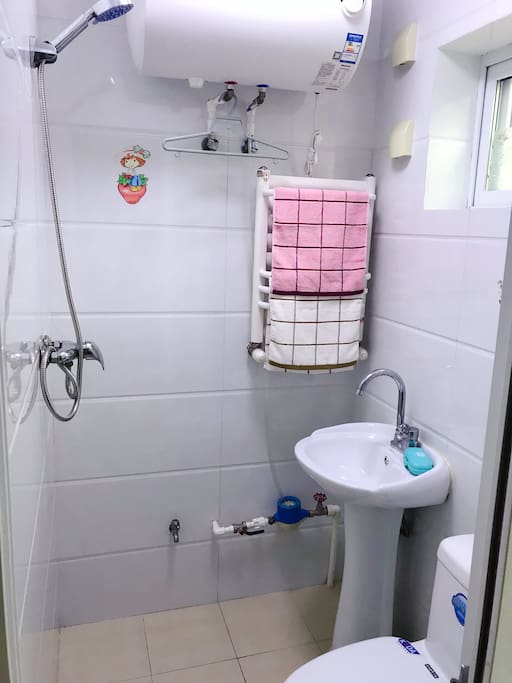 亮洁的卫生间。洗漱用品具全