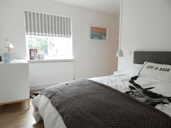 Светла и просторна двойна спалня, със съвременно усещане за плаж. Смарт телевизор, Bluetooth DAB радио и уютно спално бельо.