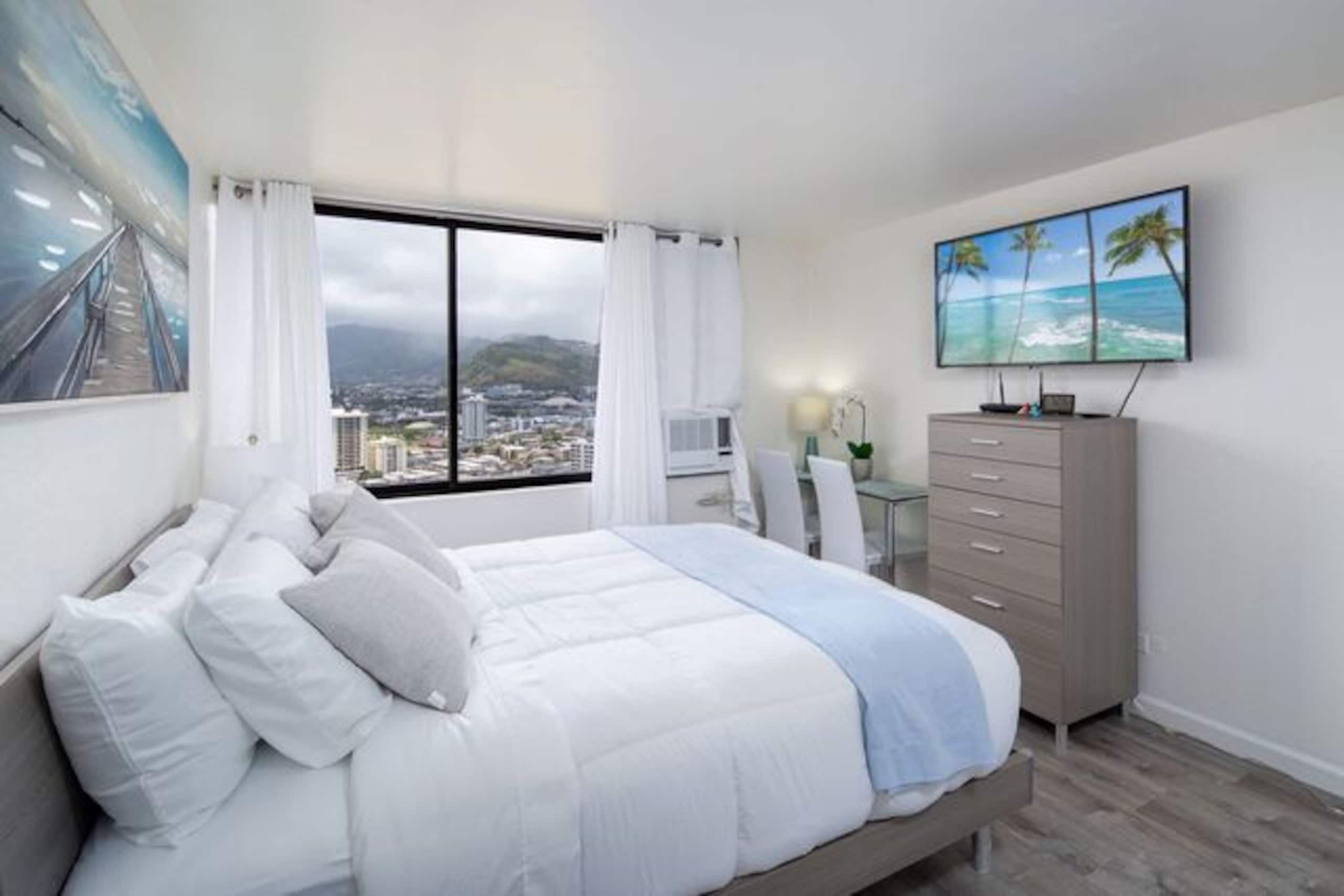 Condo in Honolulu · ★4.63 · Studio · 1 bed · 1 shared bath - Image 5