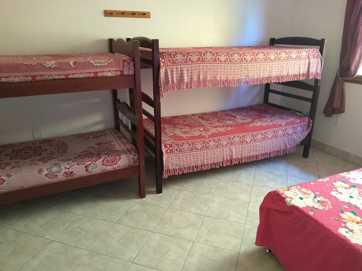 Chambre double plus lits superposés, au dessus du salon - 2e étage