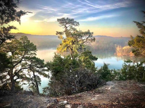 LakeFront * 15' Theater Screen * Kayaks * 4 Acres * FirePit