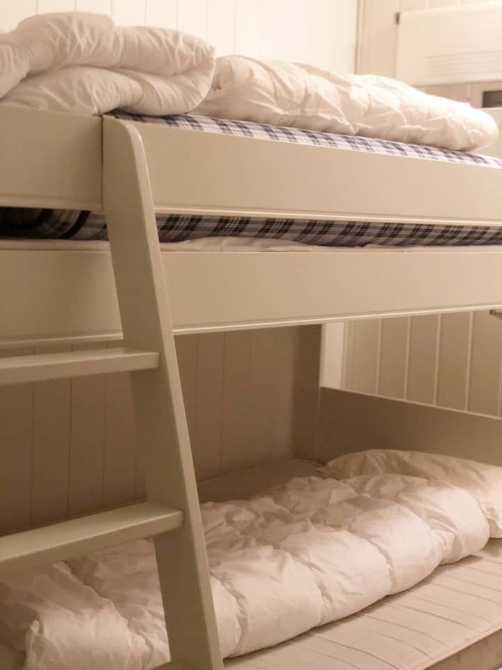 Креветот има горен кревет на спрат со долен кревет на спрат широк 120 см. 