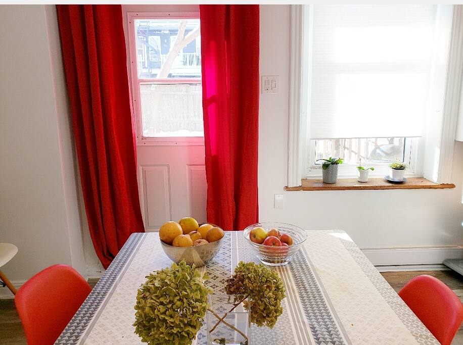 Cuisine - Porte et fenêtre donnant sur le jardin plein Sud