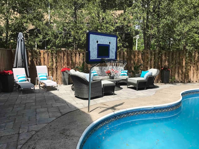 Spacious, new 3 bedroom house, pool, shops, trail,