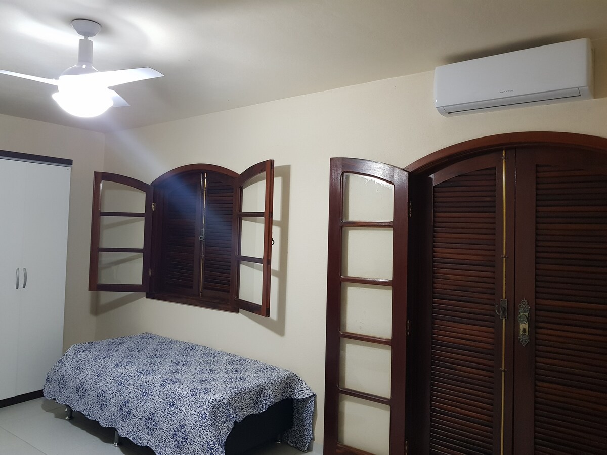 Апартамент 1 - горен етаж. Вентилатор на тавана и Сплит. Има двойно легло и легло - сандвич.