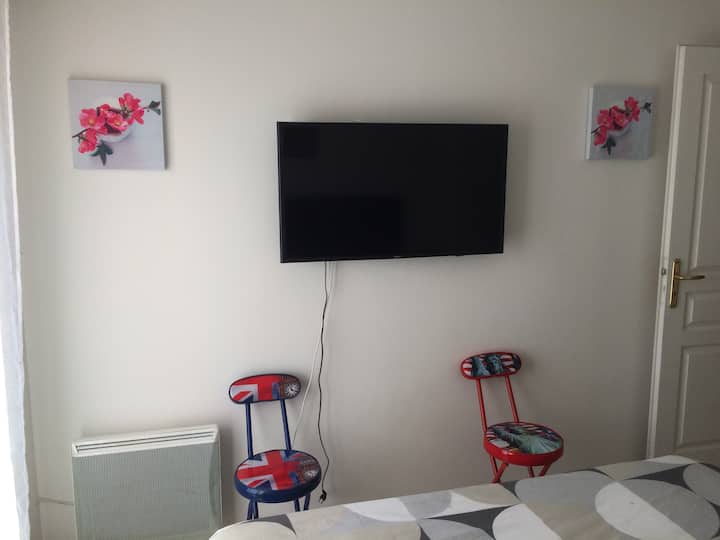 Ტელევიზორი საძინებელში საგარდერობო ოთახით