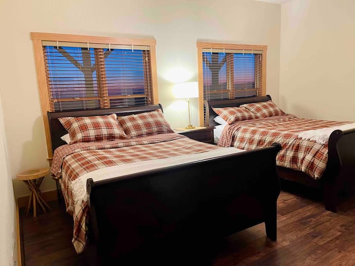 El dormitorio del primer piso cuenta con dos camas tamaño queen. ¡Perfecto para una pareja que viaja con niños! La planta baja también tiene una entrada independiente, por lo que es excelente para personas con problemas de movilidad.