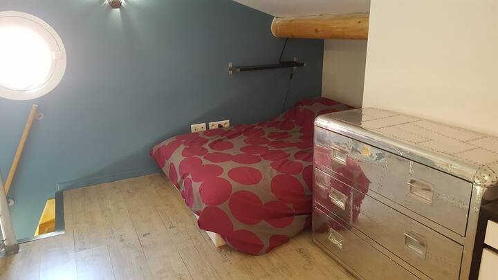 el dormitorio con mezzanine. cama 140