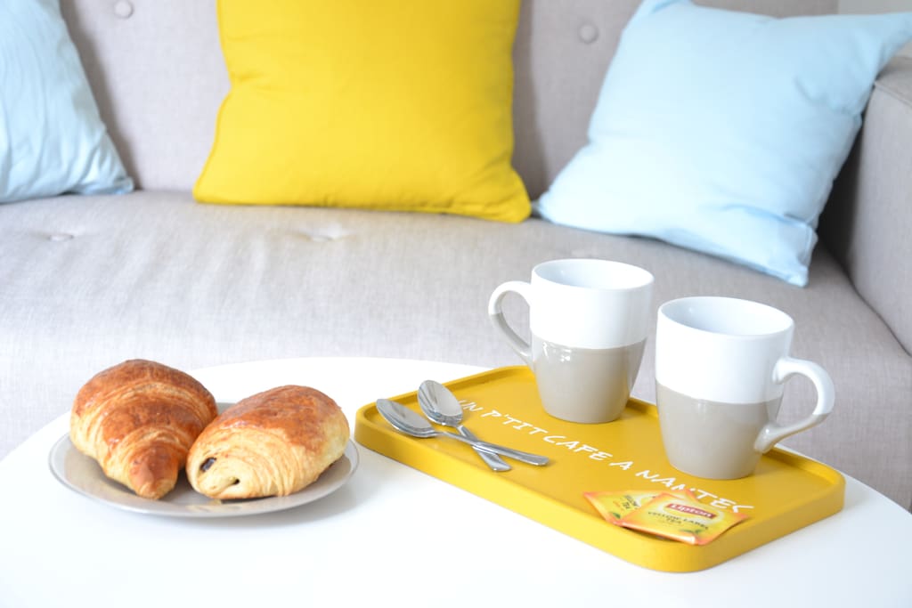 Pour le goûter, du thé accompagné de viennoiseries de la boulangerie située au pied de la résidence.