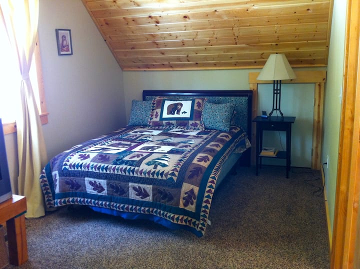 Chumba cha kulala cha mbao cha ghorofa kinajumuisha malkia, mapacha na televisheni kwa ajili ya sinema au michezo.