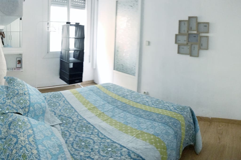 Una habitación amplia y moldeable al modo libre del huésped