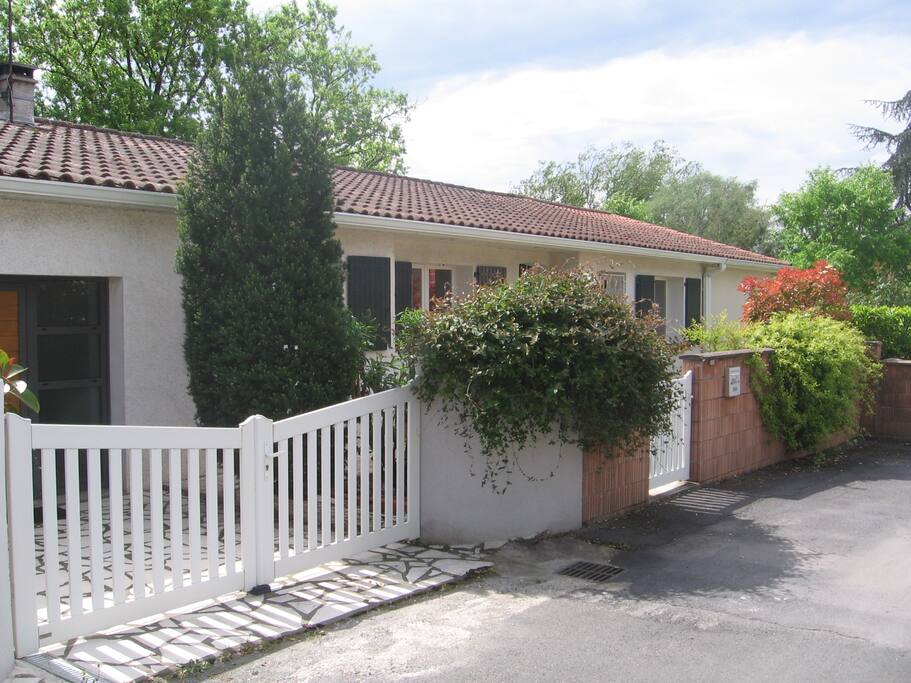 La maison, côté impasse.