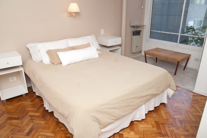 спална соба со вентилатор (без клима уред)