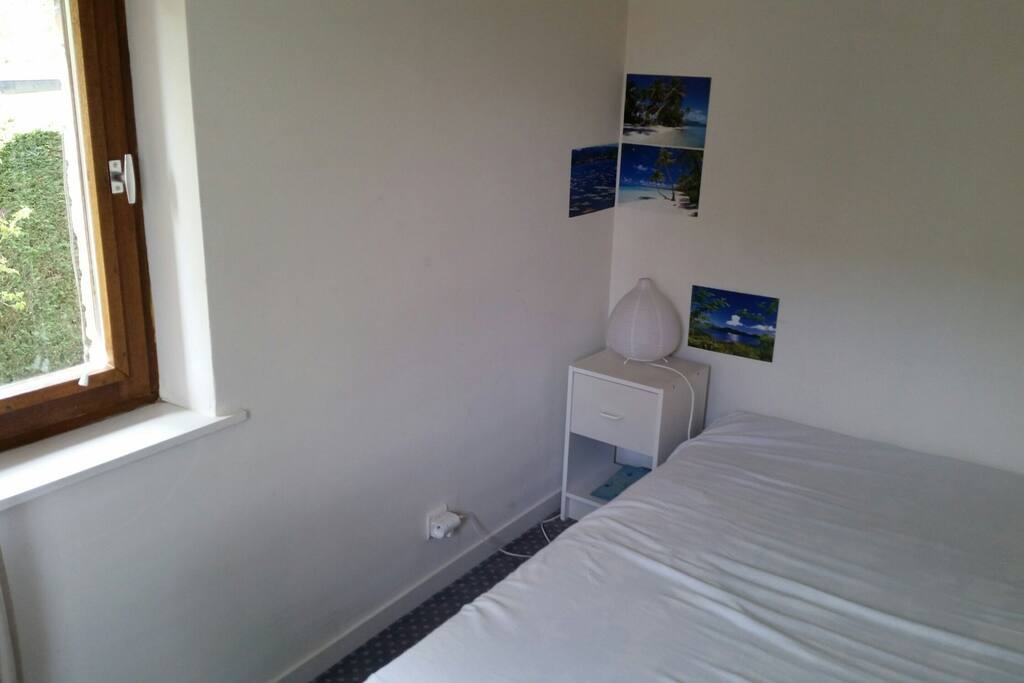 Chambre claire, propre et fonctionnelles