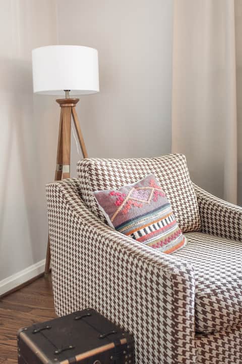Top Airbnb: Quiet Music Row Apt #8 • Short Ride to Downtown in Nashville Davidson Metropolitan Government (Balance)