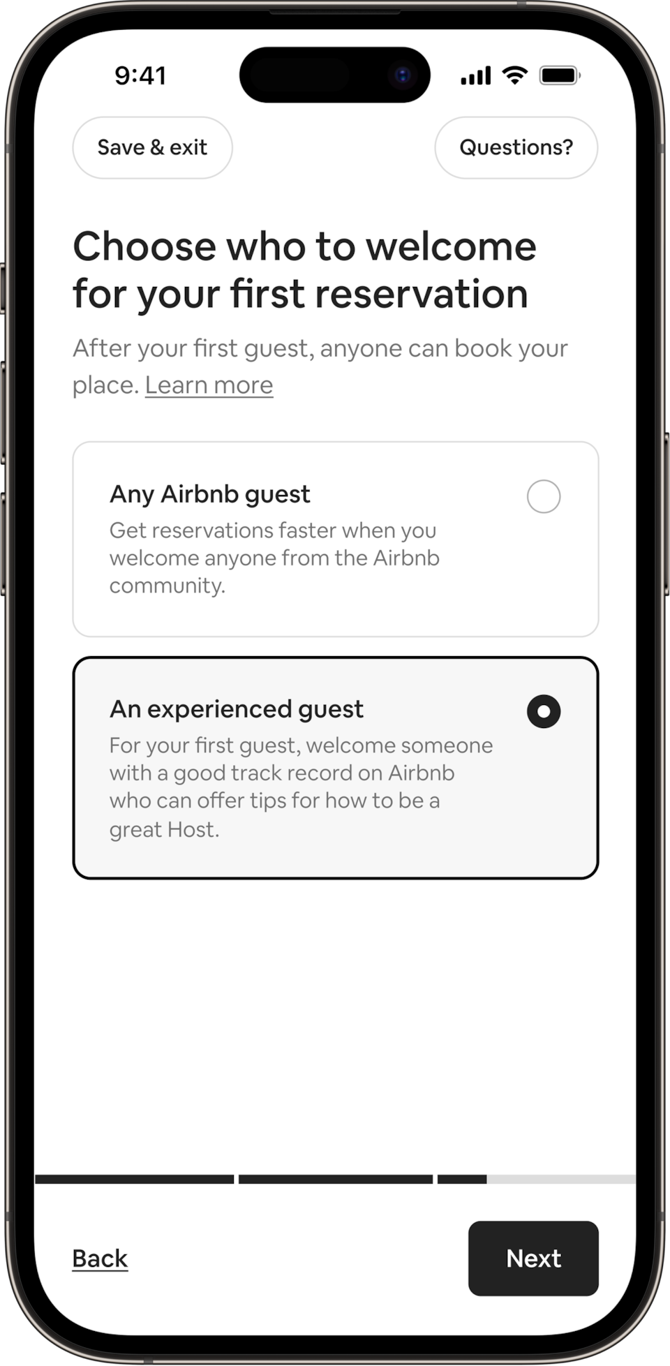 Na telefonu je prikazan naslov: Odlučite ko će biti vaš prvi gost. Domaćini mogu da izabere da li žele da prime bilo kojeg gosta koji ima profil na Airbnb-u ili pak gosta s iskustvom. Izabrano je dugme za iskusnog gosta.