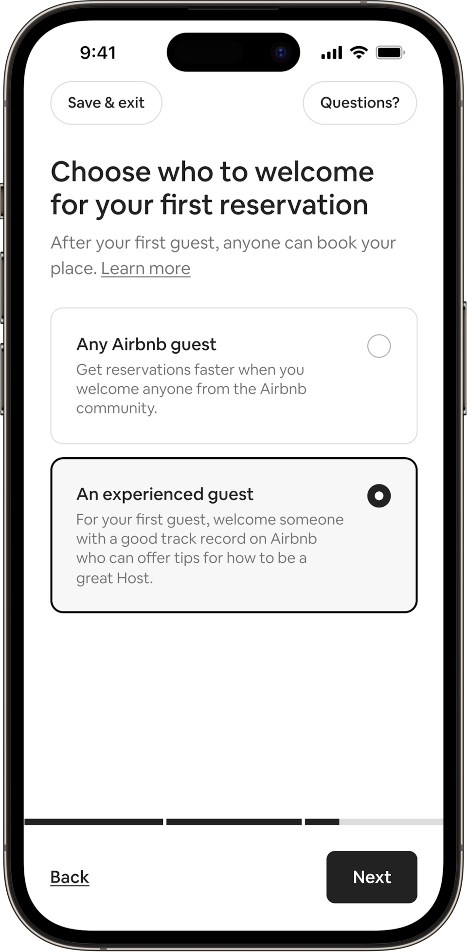 En telefon viser en titel med teksten: Vælg, hvem du ønsker at byde velkommen som din første gæst. Værter kan enten vælge at tage imod enhver Airbnb-gæst, eller de kan vælge at tage imod en erfaren gæst. Knappen for en erfaren gæst er markeret.
