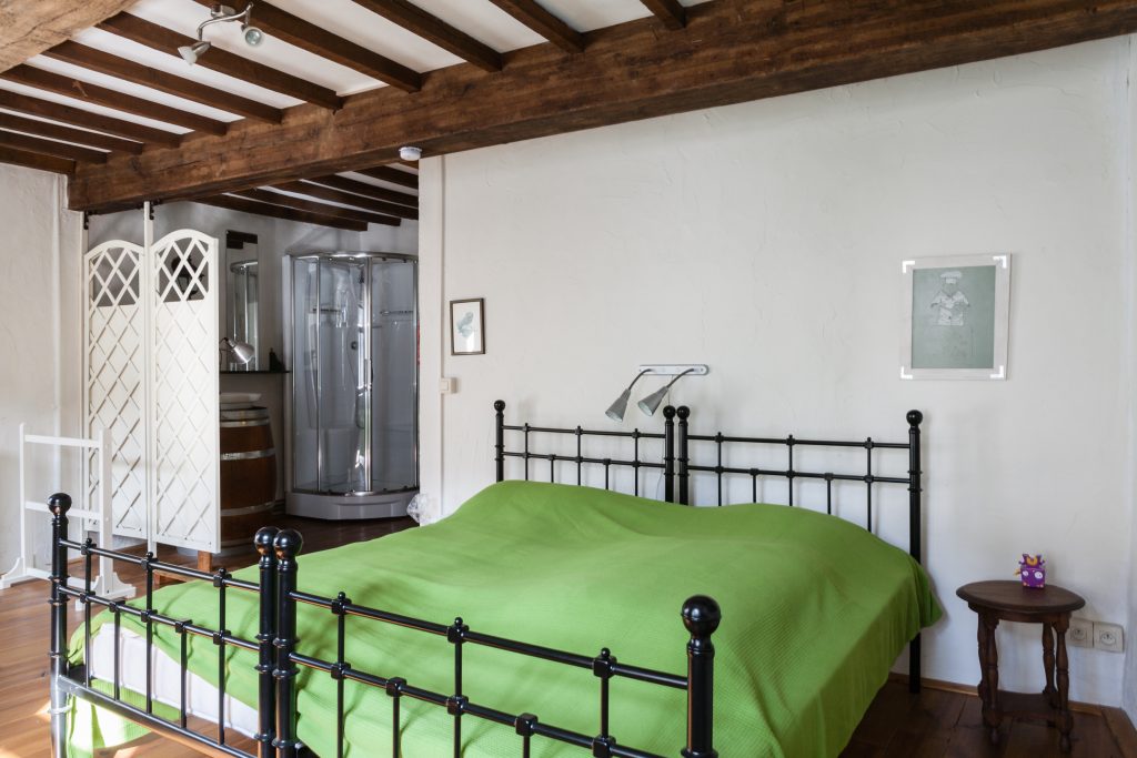 Მწვანე ოთახი 2 ერთადგილიანი საწოლით, საშხაპით, ნიჟარით და
ტუალეტით. პირველი სართული.