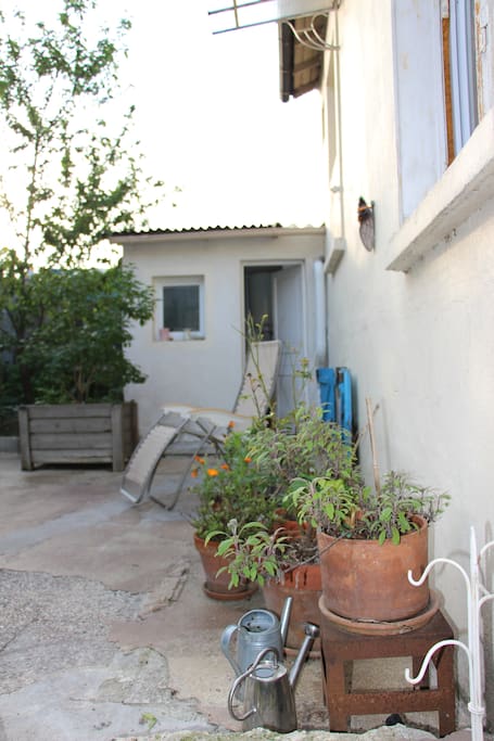 Le studio est attenant à la maison où nous vivons. Vous disposez des clés du portail et du studio et pouvez circuler librement.