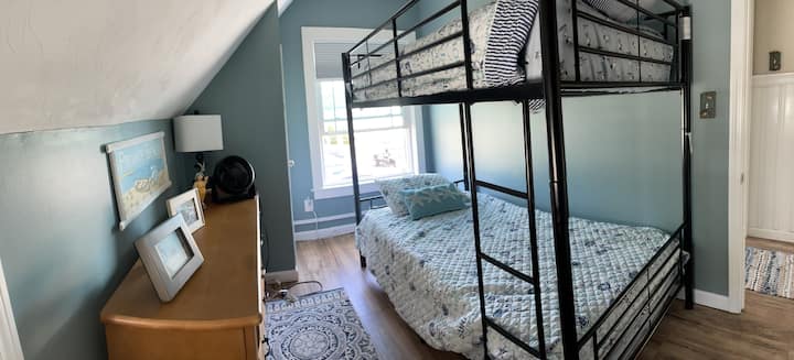 Гостинска соба со поглед на океан, кревети на спрат, вентилатор