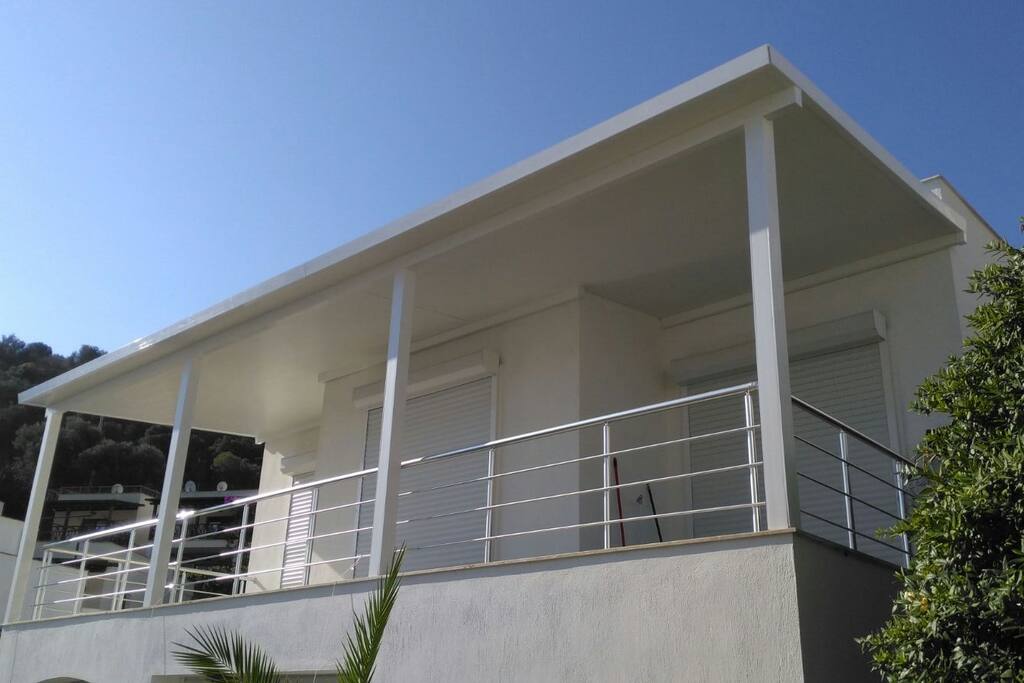 le balcon avec les trois chambres