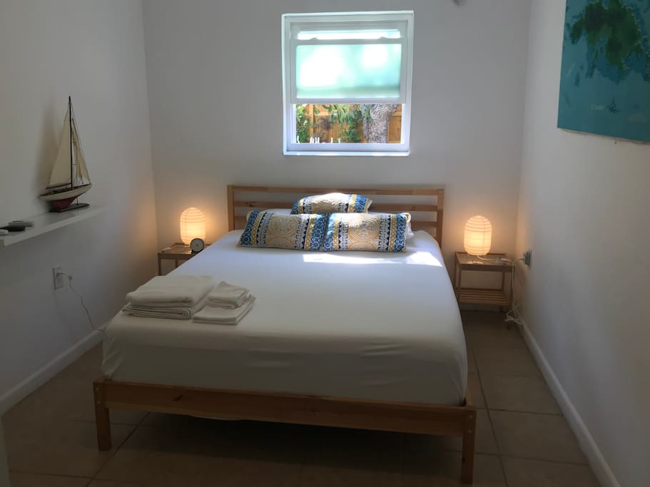 Queen size bed, air conditioning, WiFi, fresh linens.