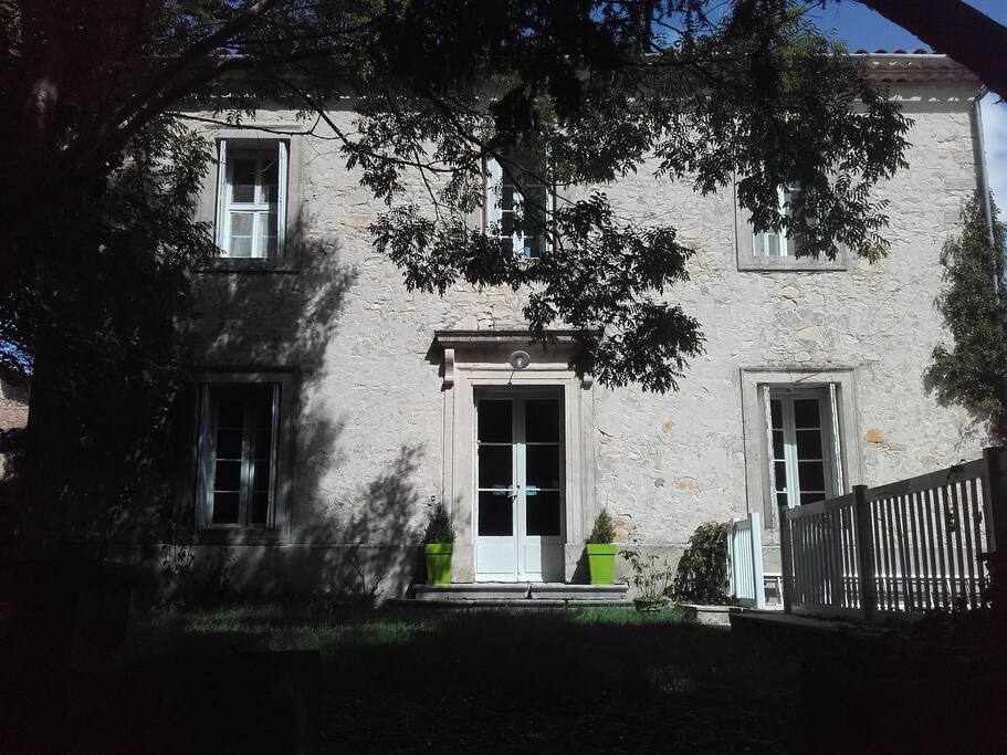 La facade de la maison (côté parc) la piscine est à droite.