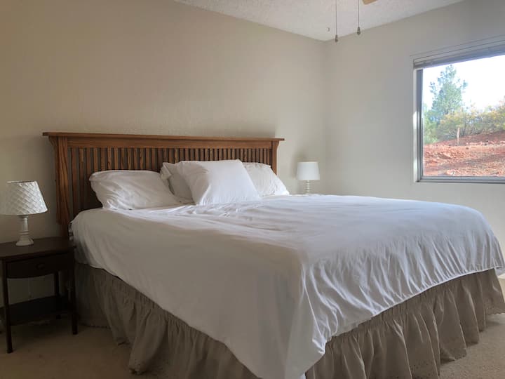 主卧室配备加大双人床和独立卫生间