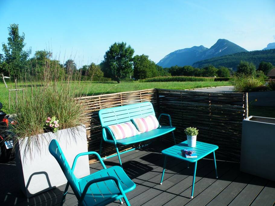 Terrasse devant la maison / Terrace in front of the villa