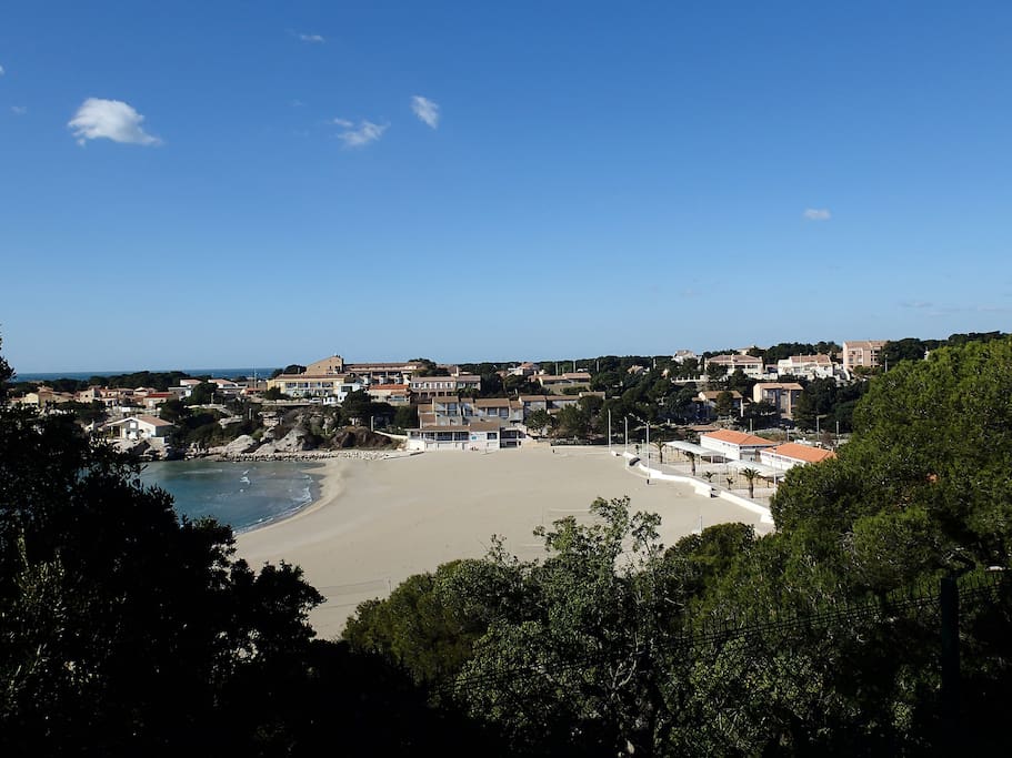 La plage la plus proche et ses restaurants...