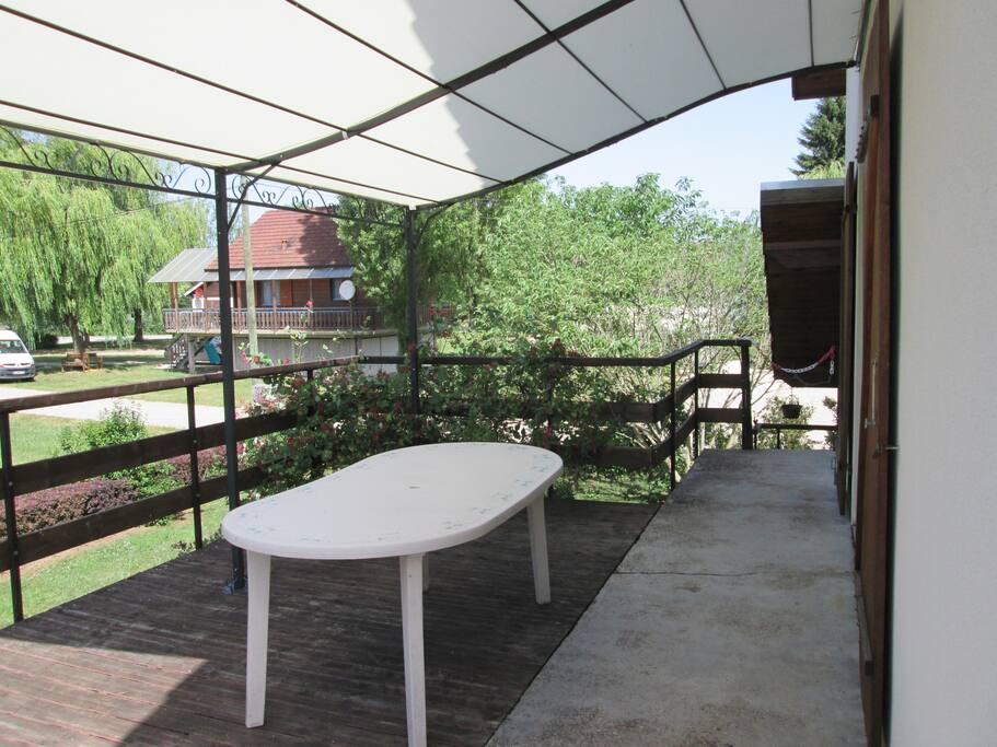 la terrasse avec vue sur le bord de Saône