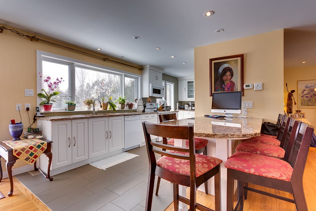 Bright & Happy Kitchen Nook w/ seating for 6