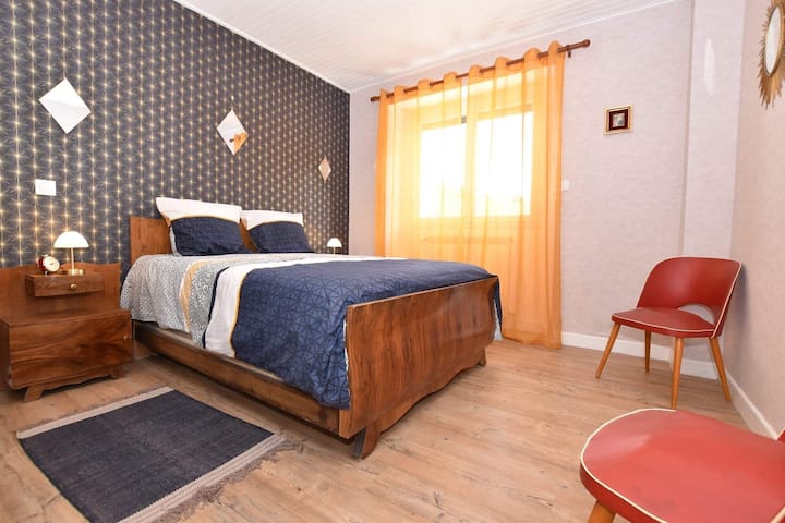 Ground floor bedroom, 140 bed with TV 