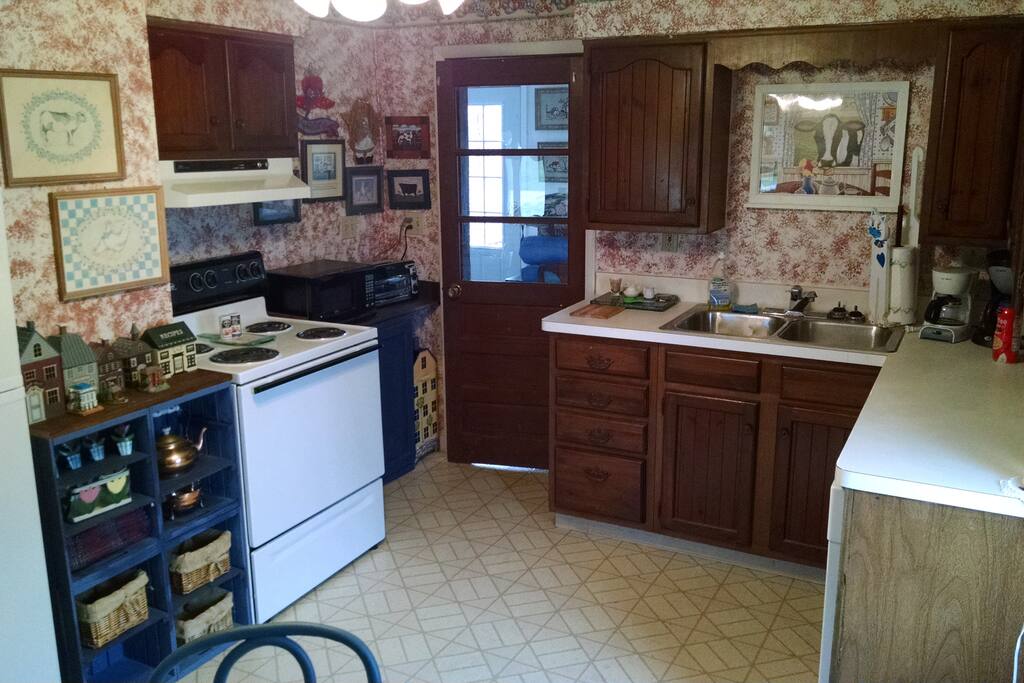 Kit. with stove, refrigerator and dishwasher