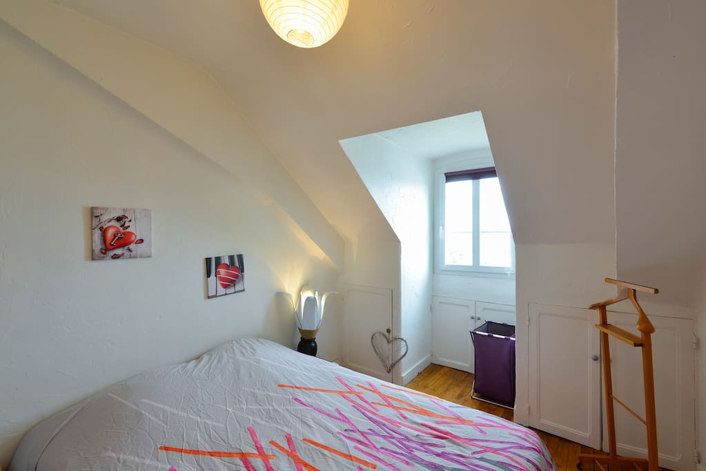 La chambre avec un lit deux places .